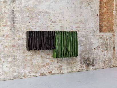 Simon Callery, Black and Green Wallspine, 2013. Distemper, canvas, thread, wood and steel brackets. 130x30x88cm. Photography by Corey Bartle Sanderson © DATEAGLE ART 2018