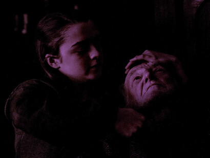 Arya Stark a punto de cortarle el cuello a Walder Frey