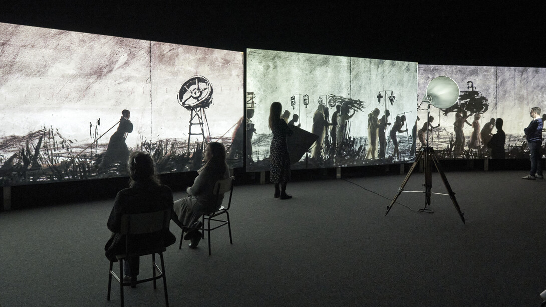 William Kentridge, More sweetly play the dance (Tocad más dulcemente la danza), vista de exhibición. Cortesía del Museo Picasso Málaga