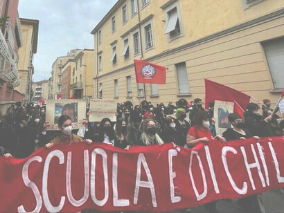 Manifestación en una plaza de los jóvenes del PC sobre la alternancia escuela-trabajo