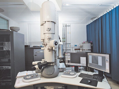 Microscopia crioelettronica: microscopia elettronica che permette di osservare oggetti a temperature estremamente basse, generalmente quella dell'azoto liquido, nel loro ambiente normale