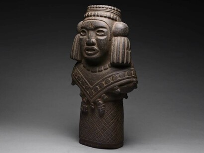 Escultura de Chalchiuhtlicue, diosa de los lagos y las corrientes de agua en la mitología mexica