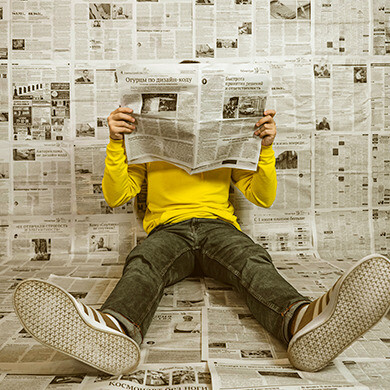 Homem lendo o jornal. Que tal disfrutarmos mais de “boas ondas” sossegadas e prazenteiras que memórias mais felizes nos deixam?