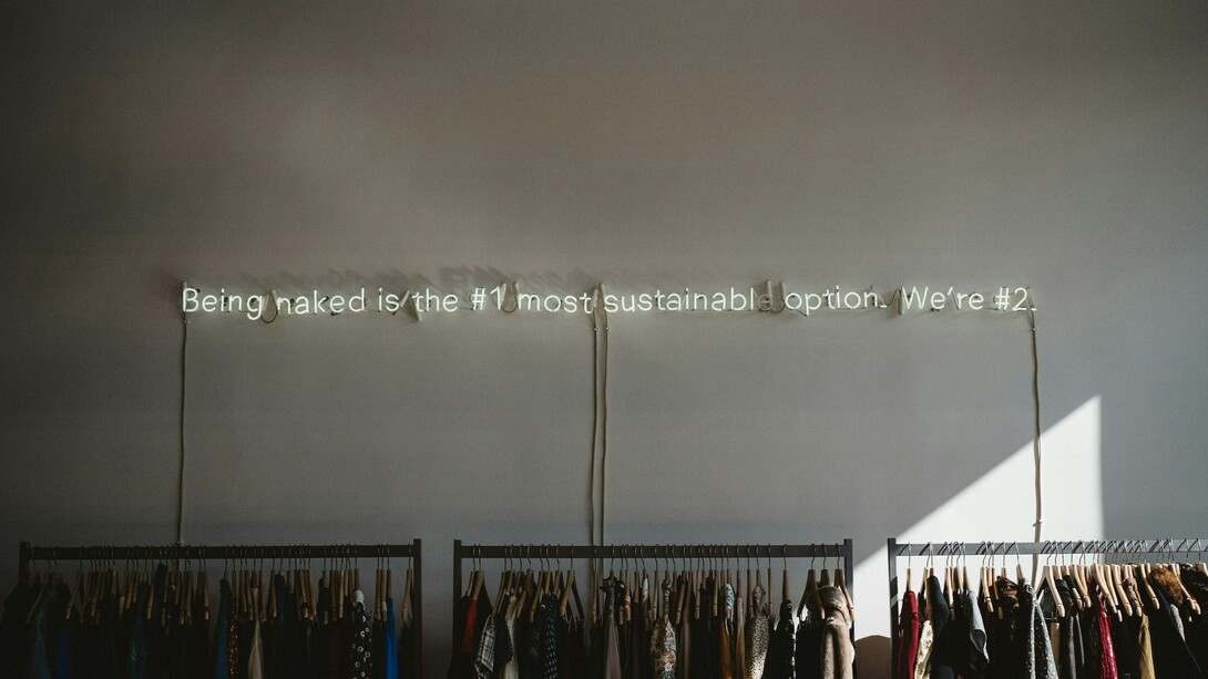 A produção sob encomenda e em pequenas séries ganha relevância neste contexto. Em vez de produzir grandes quantidades antecipadamente, muitas marcas optam por sistemas mais flexíveis, reduzindo excedentes e stocks parados. Esta mudança não só tem impacto ambiental positivo, como também contribui para uma relação mais equilibrada entre marcas e consumidores, baseada na expectativa, na escolha consciente e na valorização do tempo de produção. Pequenas colecções limitadas incentivam o consumo consciente e reforçam a percepção de exclusividade responsável