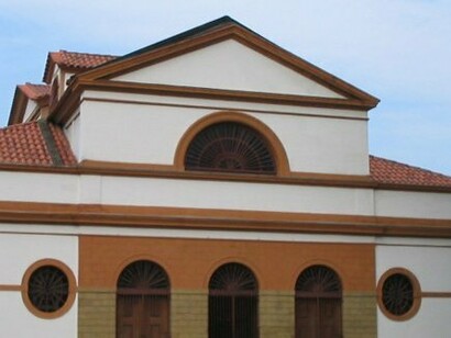 O edifício foi inaugurado em 1820 e se destacou imediatamente pela imponência e pela ruptura com o estilo colonial predominante. Suas linhas retas, colunas e proporções clássicas refletiam a estética europeia, tornando-se referência arquitetônica. Para muitos historiadores, a Casa França-Brasil simboliza o início da transição do Rio de Janeiro de uma cidade colonial para uma capital moderna, alinhada às tendências urbanísticas europeias