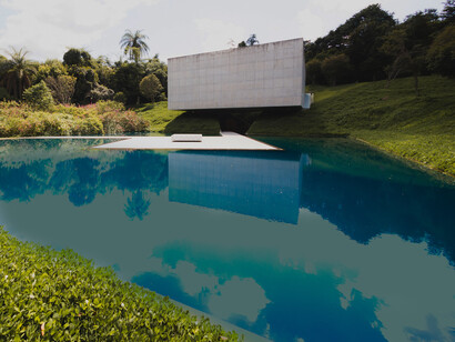 A galeria Adriana Varejão em Inhotim, Minas Gerais, Brasil, une arte e arquitetura em uma experiência imersiva com obras que exploram temas como a iconografia colonial e a antropofagia