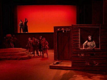 Cena da montagem de Morte e Vida Severina, em que os instrumentos de trabalho utilizados no palco carregam as marcas de quem os empregou na vida real. A adaptação evidencia como literatura, teatro e realidade social podem dialogar para ampliar a força da crítica presente no texto