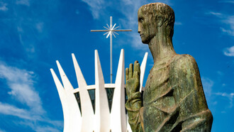 Um das quatro estátuas dos Evangelistas, esculpidas em bronze por Alfredo Ceschiatti e Dante Croce, em frente à catedral de Brasília