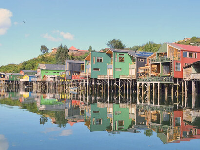 Palafitos a la orilla de la Isla de Chiloé en Chile