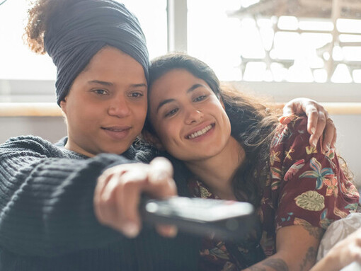 Namoradas assistem a filme no serviço de streaming preferido