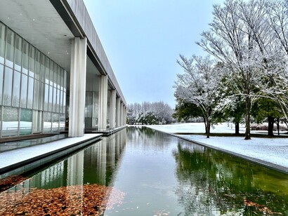 Fusion of modern materials and traditional wooden veranda all around the facility © Alma Reyes