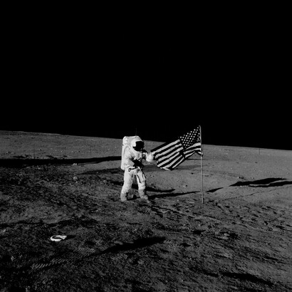 Pit Conrad accanto alla bandiera, 16 novembre 1969 (Credit NASA)