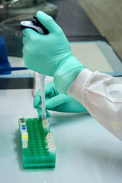 Las vacunas de Moderna y Pfizer ya se están produciendo en masa