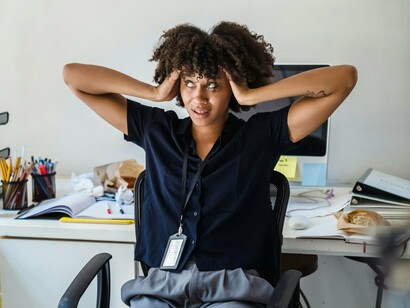 Mulher sobrecarregada de trabalho. Tanto a Psicanálise como a Psicologia Analítica são fundamentais no tratamento da Síndrome de Burnout, pois ambas abordam os elementos inconscientes que influenciam a saúde mental do indivíduo. Cada abordagem, com suas técnicas e teorias específicas, oferecem uma via única para a compreensão e a cura
