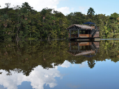Rivière de La Comté Guyane française. La Montagne d’or, projet d’exploitation aurifère au cœur de la forêt amazonienne, est depuis 2018 un exemple flagrant des tensions sur le territoire © By Lechatsylvestre - Own work, CC BY-SA 4.0