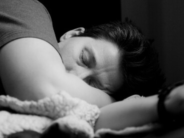 Tecniche come la kinesiologia energetica possono aiutare a individuare e sciogliere blocchi che disturbano il sonno
