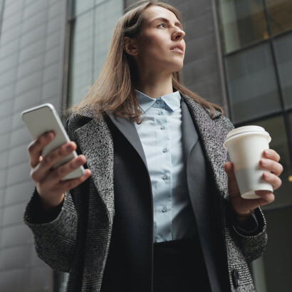 Empresária tem uma ideia repentina sobre um novo projeto que envolverá outras mulheres em cargos de liderança
