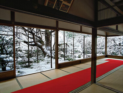 Hōsen-in 1, winter, Northeast Kyoto, 14 February 2011 (14:00–16:30). ©Jacqueline Hassink / Courtesy of Benrubi Gallery, NYC