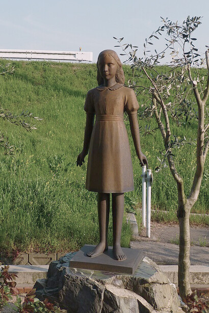 Estatua de Ana Frank en el Centro de Educación sobre el Holocausto, Fukuyama, Japón