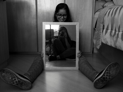 La coscienza è un’immagine riflessa o autoriflessa? Lo specchio ci riporta all’oggi, all’ora all’adesso, alla nudità e unità e unicità del nostro esserci