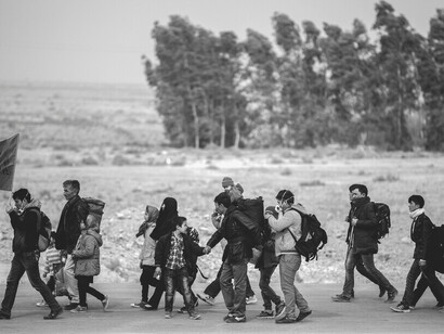 Des migrants avancent à pied vers les centres urbains, poussés par la précarité économique et l’érosion des protections sociales, souvent instrumentalisées par les discours populistes