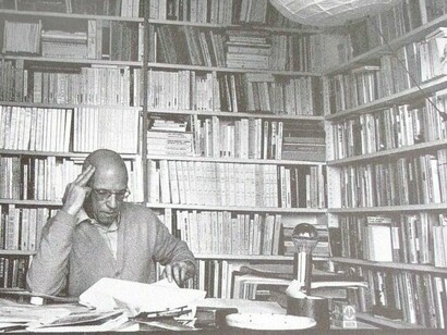O filósofo pós-modernista Michel Foucault. Foucault argumenta que a produção de conhecimento científico não é um empreendimento neutro, mas está sempre ligada a estruturas de poder que definem o que é considerado verdadeiro ou falso em determinados contextos históricos
