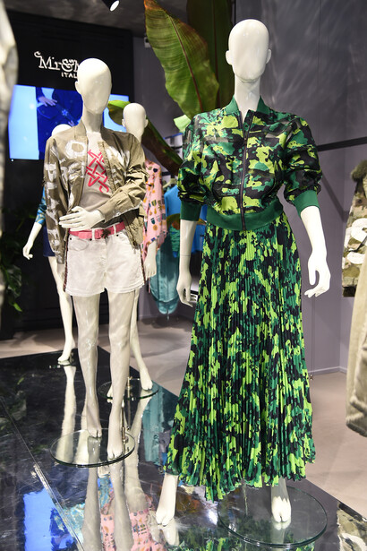 Due bomber della collezione Mr&Mrs Italy: stampa graffiti e tropical camouflage