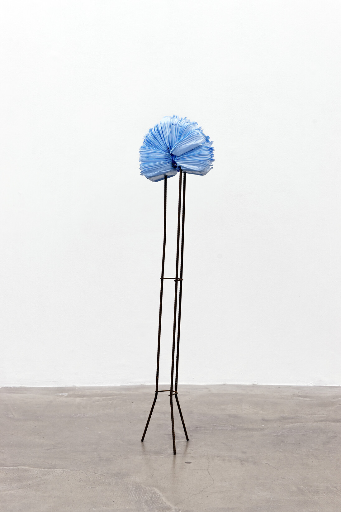 Anita Molinero, Sans titre (boîtes MacDonald bleues), 2012, Boîtes McDonald, fer à béton, 117 x 19 x 17 cm, Pièce unique, Certificat d'authenticité, Photo © Aurélien Môle