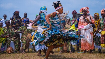 Immagine di un Vodunsi che danza. Un vodunsi è una persona che appartiene alla religione vodun del popolo africano ed è sotto la sua completa protezione e sorveglianza, Nigeria. Il Voodoo è una religione sincretica nata dall’incontro tra le tradizioni spirituali africane e il cattolicesimo europeo nelle colonie caraibiche