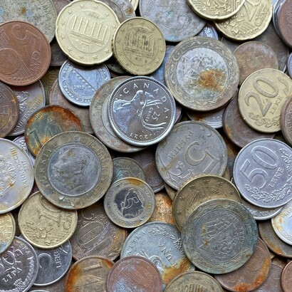 Attraverso secoli di trasformazioni, il soldo passò dall’oro all’argento e infine al rame, fino a sopravvivere nella lingua italiana come sinonimo quotidiano di denaro