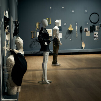 Fashion x craft: echoes of tomorrow, ausstellungsansicht. Mit freundlicher genehmigung der Gemäldegalerie