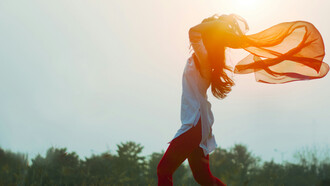 Donna abbracciata dal vento con velo sospeso. Ricerca della verità interiore: esplorando il senso di estraneità nel mondo