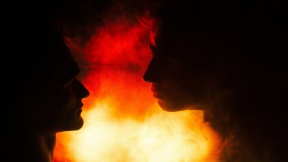 Le fiamme gemelle rappresentano uno dei concetti più noti e controversi della spiritualità New Age, spesso distinto da quello delle anime gemelle