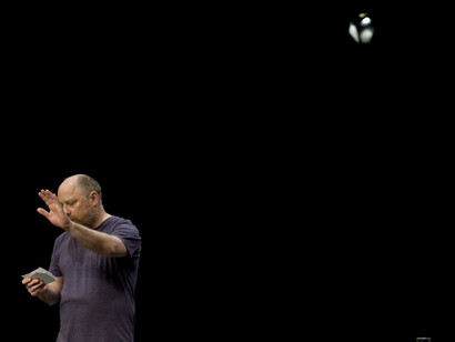 Tim Etchells, A Broadcast Looping Pieces, 2014. Photo by Piet Janssens.