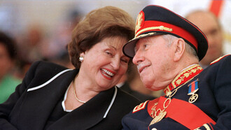 Una vida larga que termina, pero en realidad comenzó a morir en 1990, con el término de la dictadura de su marido