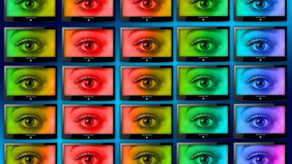 As fronteiras entre indivíduo e sistema se tornam flexíveis, e as tecnologias influenciam nossas decisões, estruturam nosso dia a dia e afetam a forma como percebemos o mundo. A questão central é: por que persistir no controle do progresso tecnológico como se ele estivesse isolado de nós? Pode ser o momento de considerá-la como um processo pós-darwiniano, no qual a seleção acontece entre sistemas híbridos, interconectados e interativos