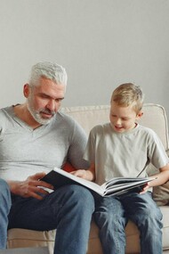 Avô e neto lêem juntos. Ler é principalmente uma questão de gosto. E gosto vem com o hábito. Se você desenvolver o hábito de ler, passa a gostar