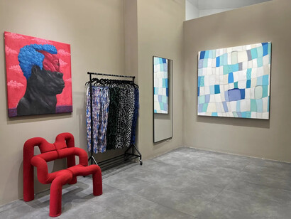 Various artists, Crossing cultures: where form meets form, exhibition view. Courtesy of Kates-Ferri Projects