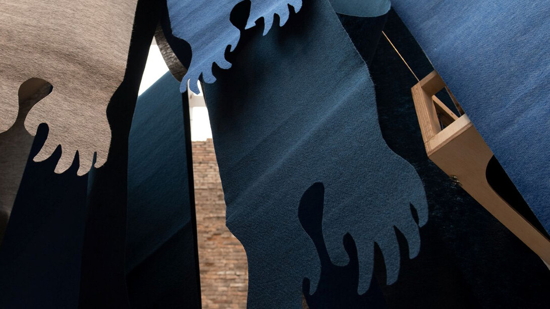 Cristina Salgado, Die mutter betrachtet das meer, ausstellungsansicht. Mit freundlicher genehmigung der Pinacoteca
