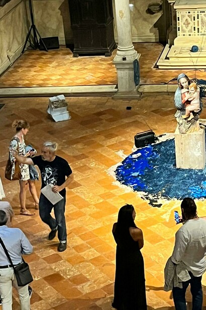 Federico Soffiato a lavoro per esporre l'opera della Madonna dell'acqua lurida