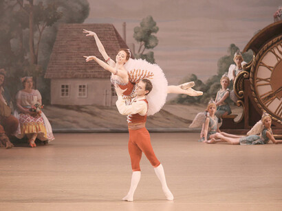 El ballet 'Coppélia' toca muy entre líneas, tópicos de seria profundidad que son dignos de observar: la ambición de alguien que piensa tener el poder de crear vida; el débil enamoramiento juvenil y la creencia de que transformarnos en alguien más nos hará merecedores de aprobación