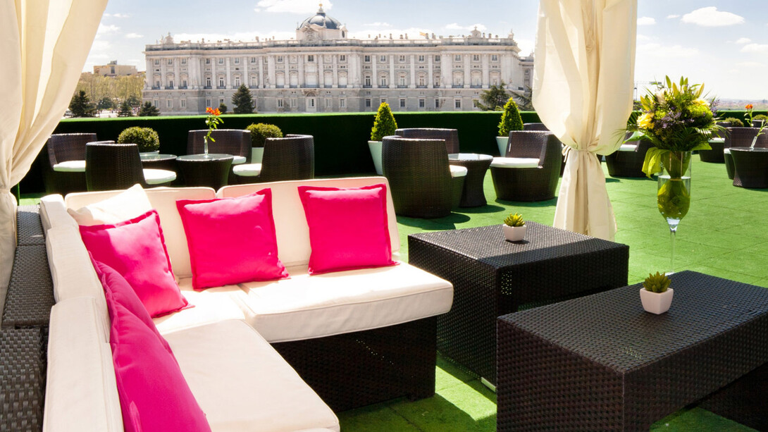 Terraza frente a la fachada del Palacio Real en Madrid