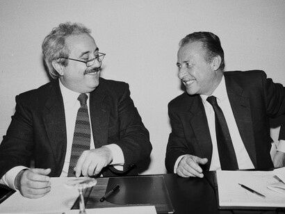 Il 23 maggio 1992, un’esplosione sventrava l’autostrada a Capaci, uccidendo Giovanni Falcone con la moglie Francesca Morvillo e gli agenti di scorta; il 19 luglio, in via D’Amelio a Palermo, un’autobomba uccideva l’amico Paolo Borsellino e la sua scorta