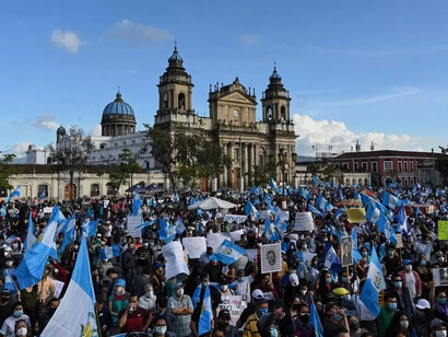 Los guatemaltecos exigen un cambio total de Gobierno, incluido el presidente Alejandro Giammattei