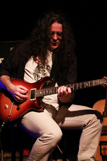 Valerio Scrignoli alla chitarra. Foto di Roberto Del Bo
