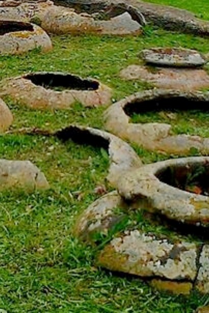 Dolii o orci, contenitori interrati per la conservazione del vino e dell'olio, Ostia Antica. Il vino era considerato una bevanda sacra dagli antichi Romani, spesso utilizzata durante i riti religiosi per onorare gli dèi