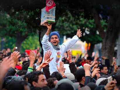 Crise en Tunisie. Campagne continue d'arrestations, avec des accusations de subversion et de conspiration, visant principalement la presse et les forces d'opposition politique