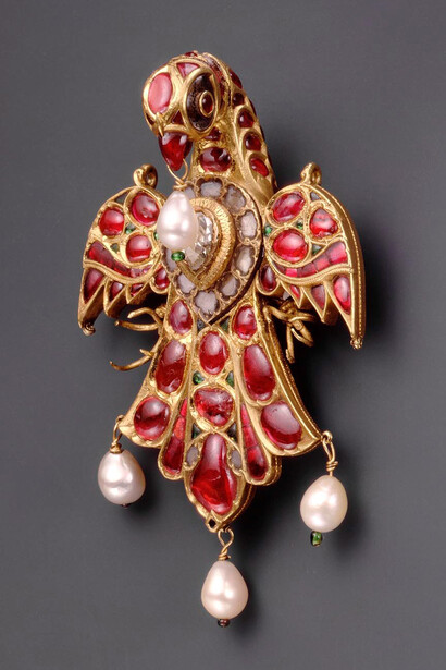 India, Bird Pendant, late 16th–early 17th century, gold set with gems, The al-Sabah Collection, Dar al-Athar al-Islamiyyah, Kuwait.