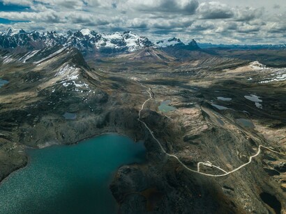Lagos en un valle entre los Andes a vista de pájaro