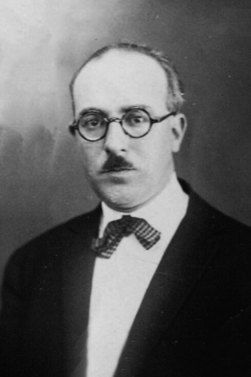 Álvaro de Campos es uno de los múltiples heterónimos de Fernando Pessoa, autor del poema "Tabaquería"